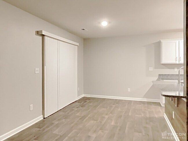 Foto del edificio - 533 Elmwood Pond Ct