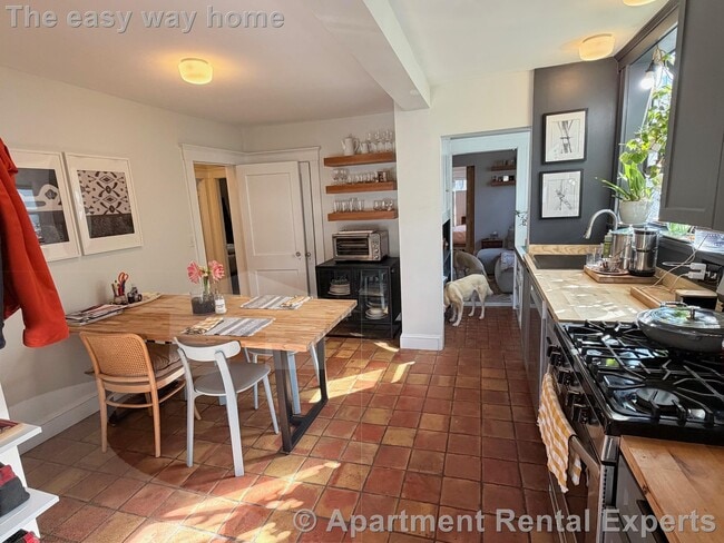 Building Photo - 138 Larch Rd