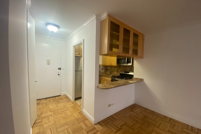 Building Photo - 15 W 72nd St