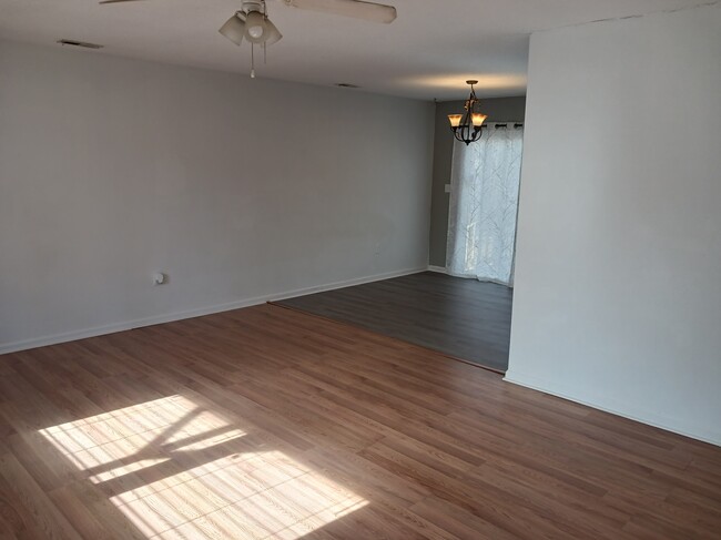Building Photo - 1425 Sharon Dr