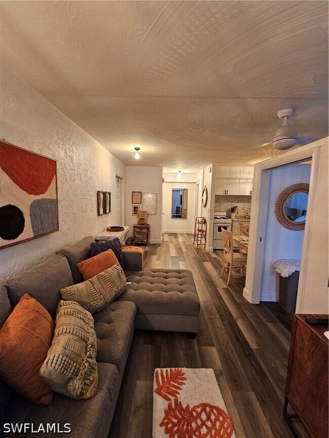 Foto del edificio - 828 Wiggins Pass Rd