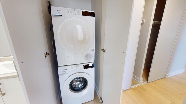 Building Photo - 614 Lake