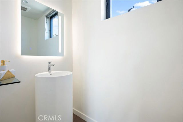 Building Photo - 823 N Fuller Ave