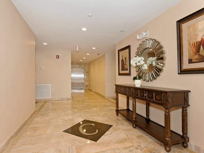Building Photo - 400 Carney St