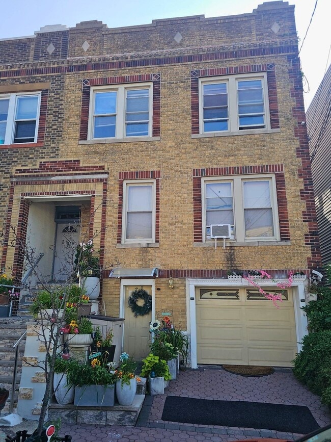 Building Photo - 291 Linden Ave