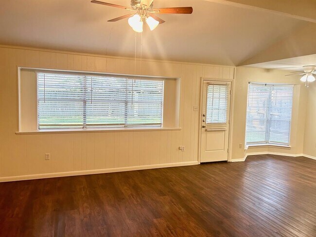 Building Photo - 5311 Lincoln Town Dr