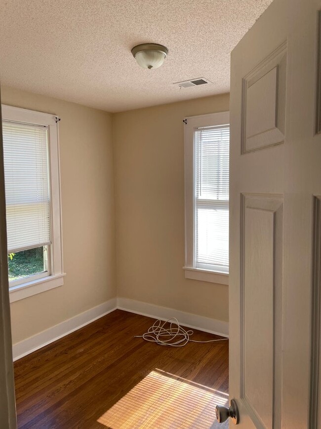 Building Photo - Charming 2 Bed Ranch