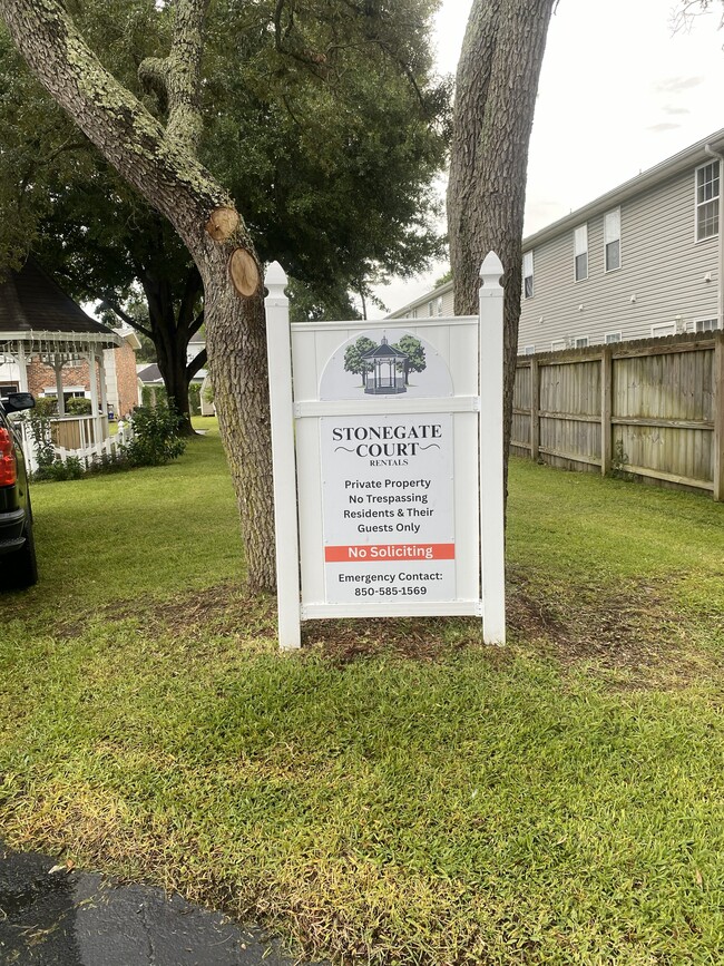 Building Photo - 824 Stonegate Ct