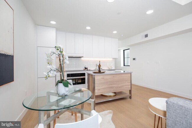 Foto del edificio - 304 Florida Ave NW