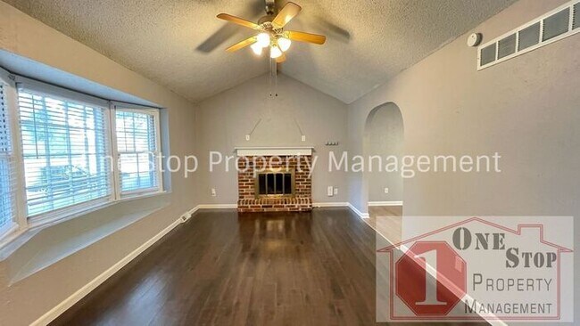 Building Photo - 3 Bedroom, 2 Bathroom in Lee's Summit!