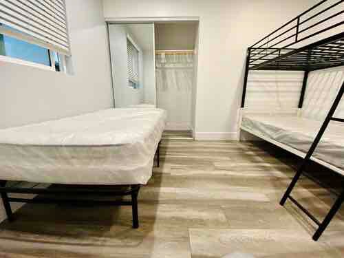 Foto del edificio - 1637 E 33rd St