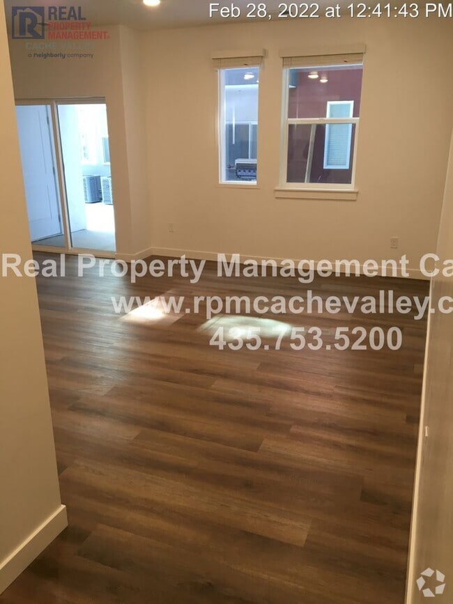 Building Photo - 461 W 40 S