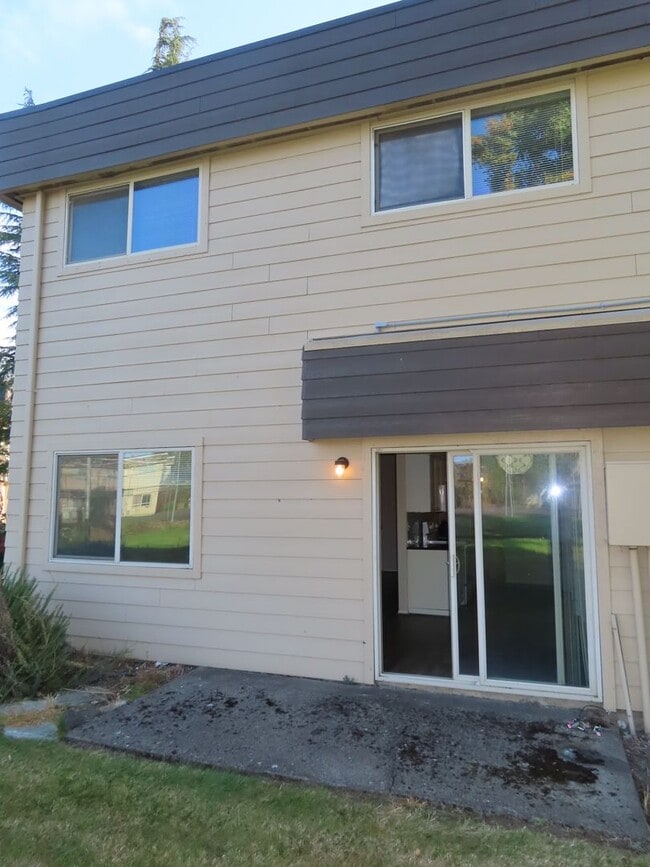 Foto del edificio - 3 Bed/ 1.5 Bath Townhouse Near Gateway Are...