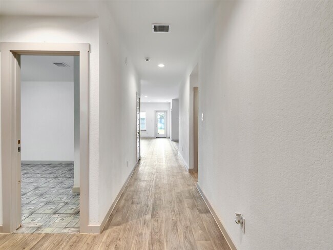 Foto del edificio - 8003 Black Forest Ln