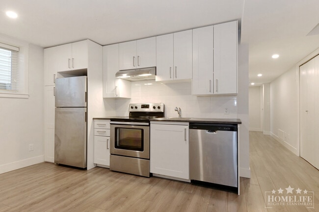 Building Photo - Bright 2 Bed 1 Bath Basement Suite for Rent in South Surrey