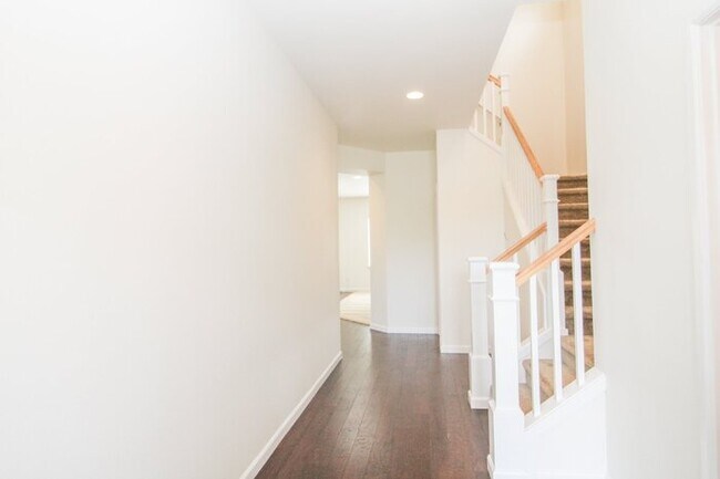 Foto del edificio - Spacious Rental! 3bed 3bath 2039sf 2 Car Garage A/C + Bonus Room