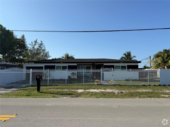 Building Photo - 1040 SW 30th Ave