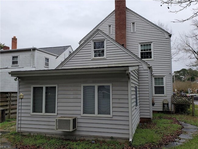 Building Photo - 1600 Cedar Ln