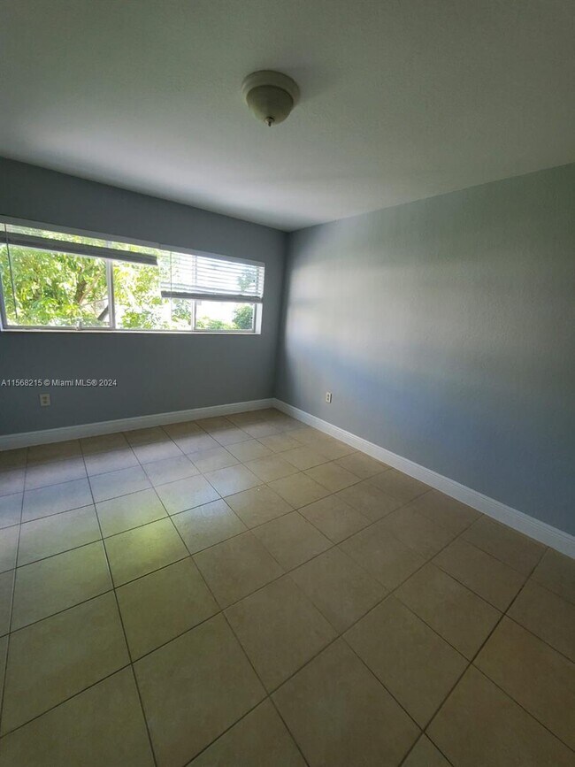Building Photo - 7737 N Kendall Dr
