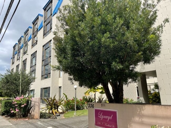 Building Photo - Move in Ready! Spacious 2/1 in town!