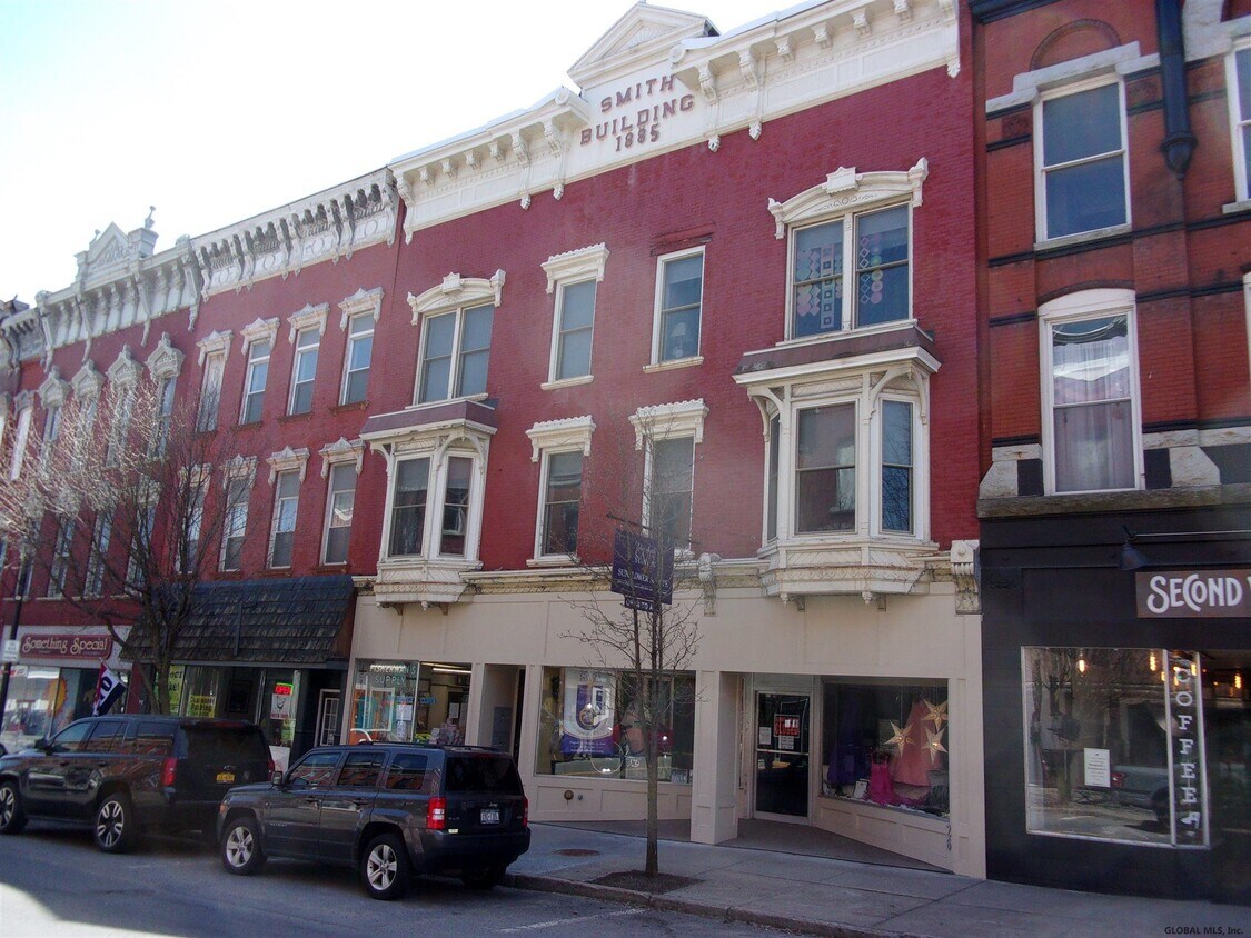 Primary Photo - 22 W Main St