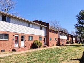 Building Photo - 1625 W Pembroke Ave