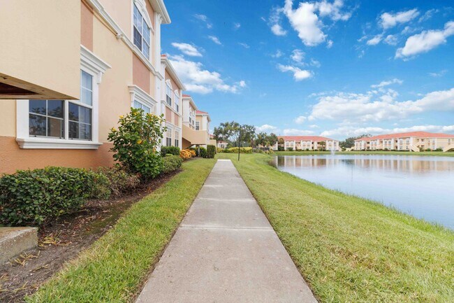 Foto del edificio - Beautiful, updated 2/2 unit with water vie...