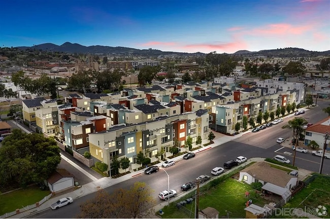 Building Photo - 315 Royal Gln