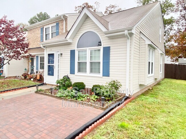 Foto del edificio - 211 Crestwood Ct