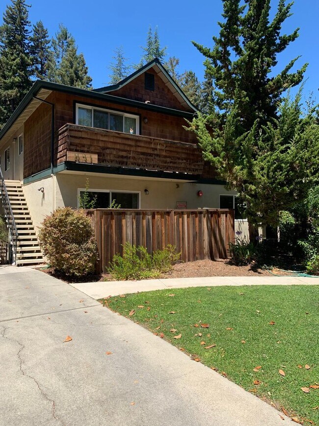 Building Photo - Spacious 2BD/2BA Apartment With Private Ba...