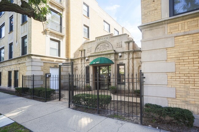 Building Photo - Wilson Court - 1901 W Wilson Ave