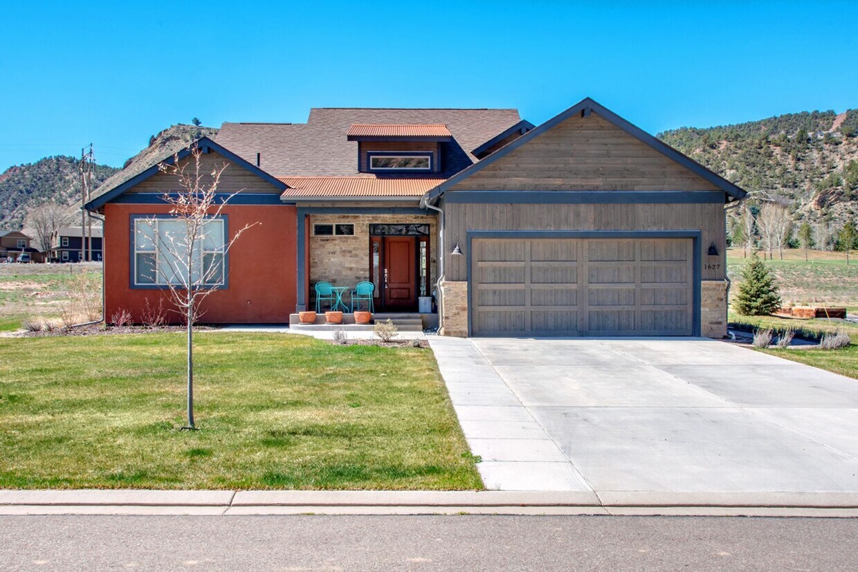 Primary Photo - 3 Bedroom 2 Bathroom Ranch Style Home in I...
