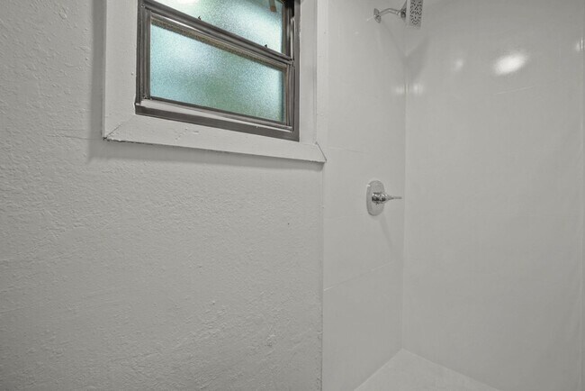 Building Photo - 422 Kanuga Dr