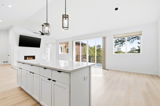 Building Photo - 191 Diamond Dr