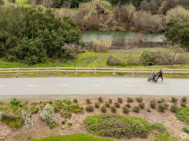 Walking trail in Hecker Pass Park.