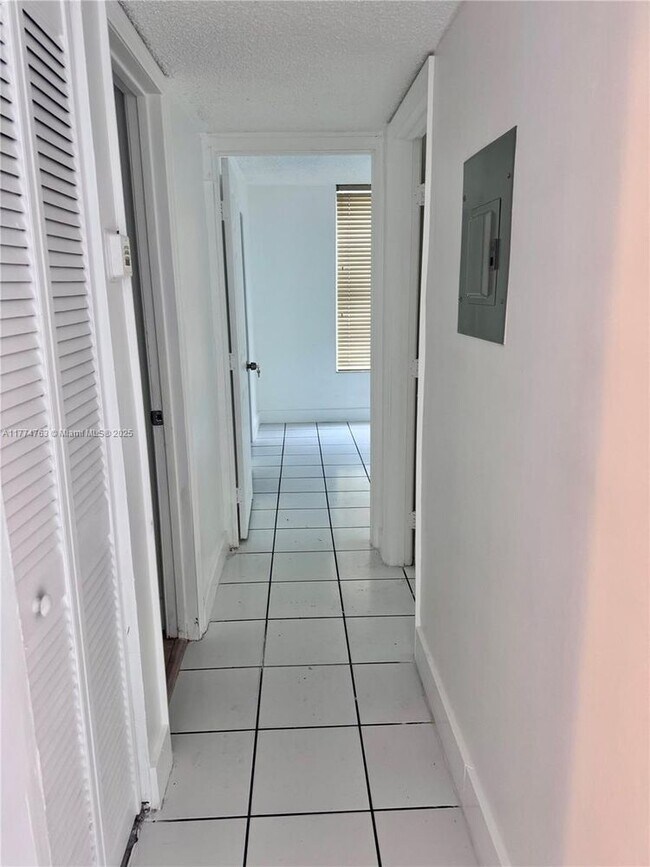 Building Photo - 9678 Fontainebleau Blvd