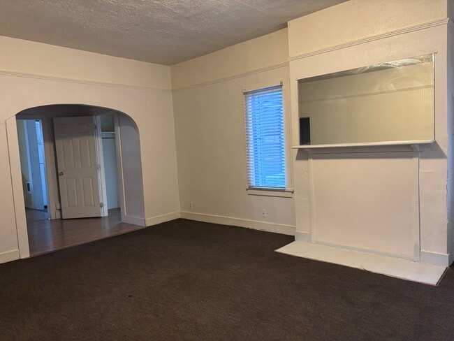 Building Photo - 605 NE Campus St