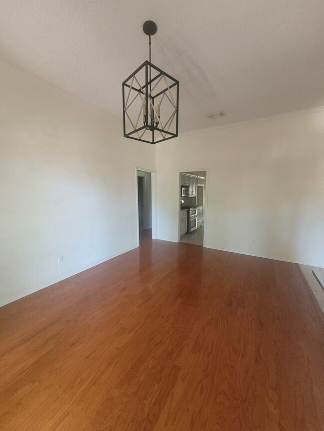 Foto del edificio - 5 bed 3 bath home, 3 car garage