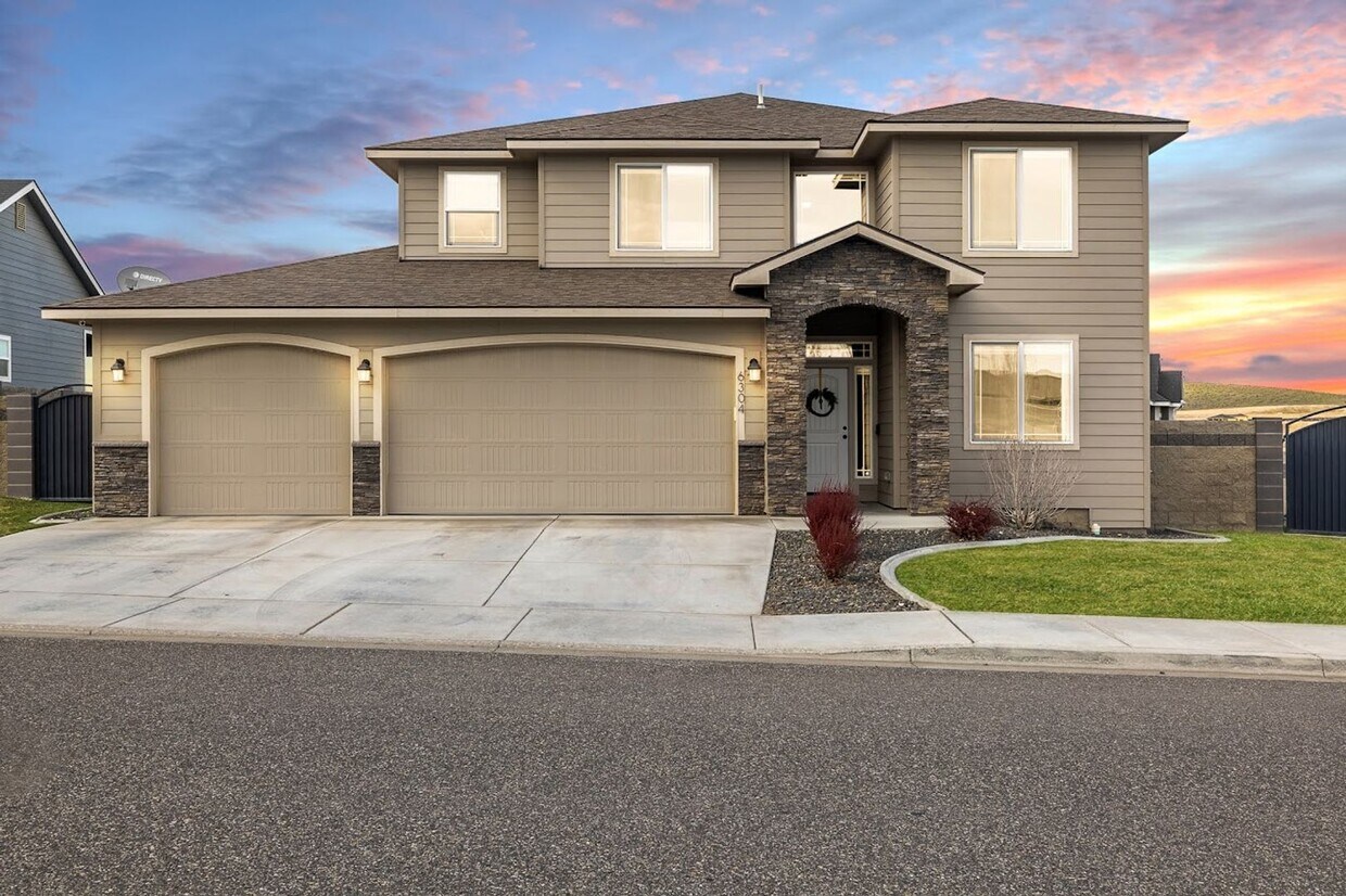 Primary Photo - Spacious Home with Stunning Views