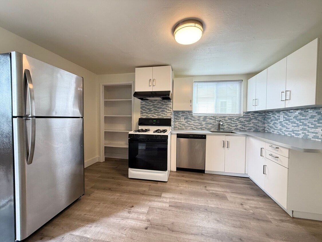 Updated 2BR Apartment with office now show... - Updated 2BR Apartment with office now show...
