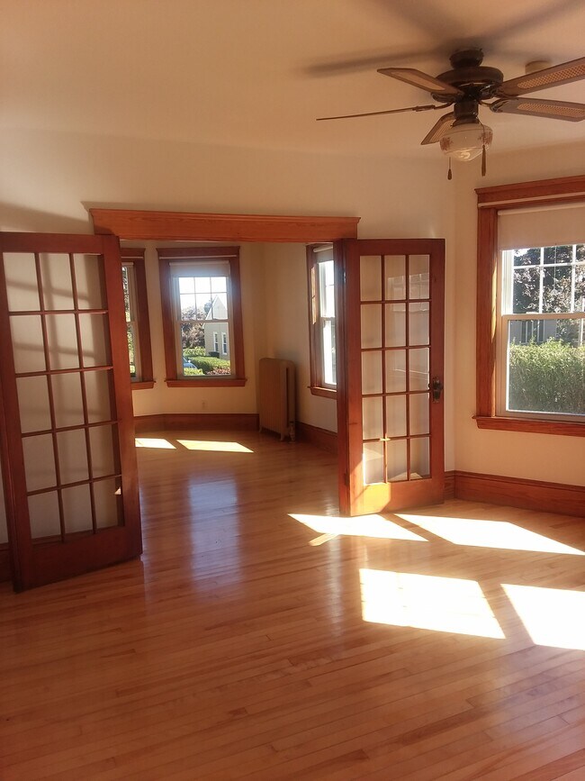 Sala de estar y estudio delanteros - 10 Beacon Hill Blvd