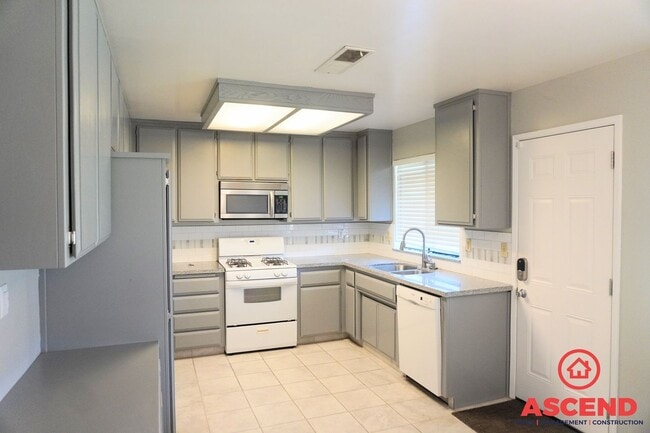 Building Photo - Beautiful Home Located in Oildale!