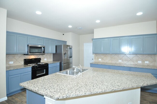 Foto del edificio - Open Concept One Story Home with TV, Fridg...