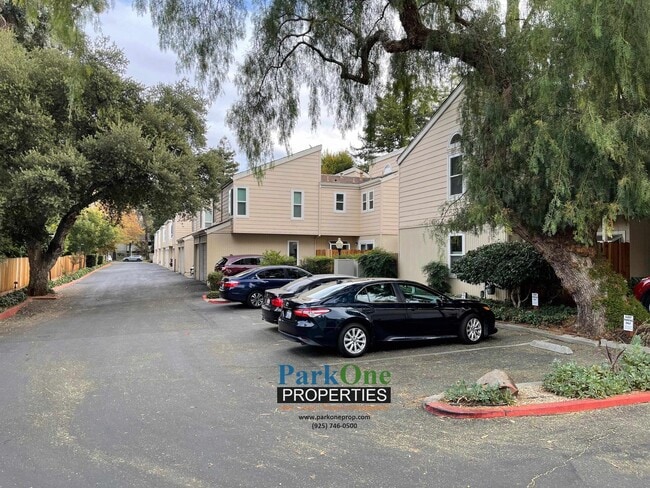 Building Photo - Great Townhouse Now Available in Concord!