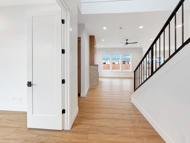 Foto del edificio - Pet-Friendly Luxury: New 4BD Construction with 2 Dedicated Offices in Eagle’s Centerra Community