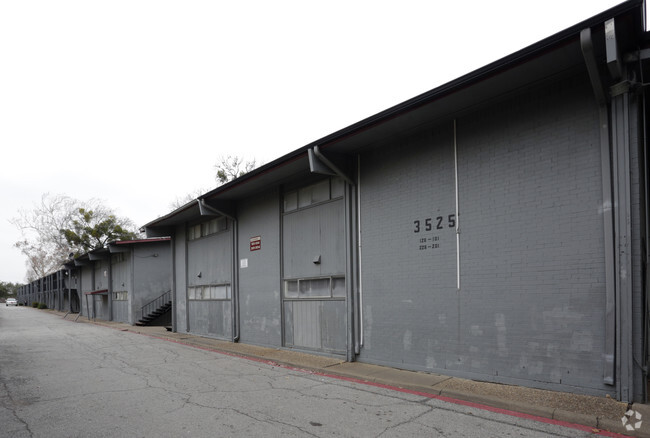 Building Photo - Oaks at Five Mile