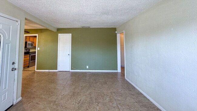 Foto del edificio - 3-Bed, 2-Bath Single Story Home with Big Y...