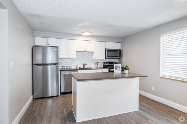 1BR, 1BA - 696SF - Kitchen - The Loop at Lamar Station