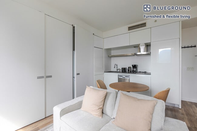 Building Photo - 70 W 45th St