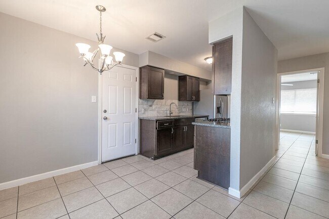 Building Photo - 1810 Nicole Cir
